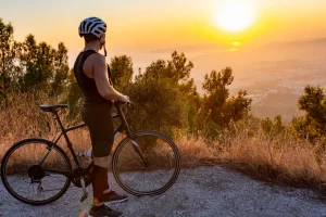 mit dem Fahrrad auf den Berg zum Sonnenuntergang