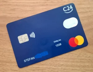 blaue Kreditkarte von Check24 mit gelöschtem Namen